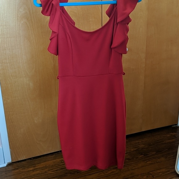 Lulus Dresses & Skirts - Body con dress with ruffled sleeve detail